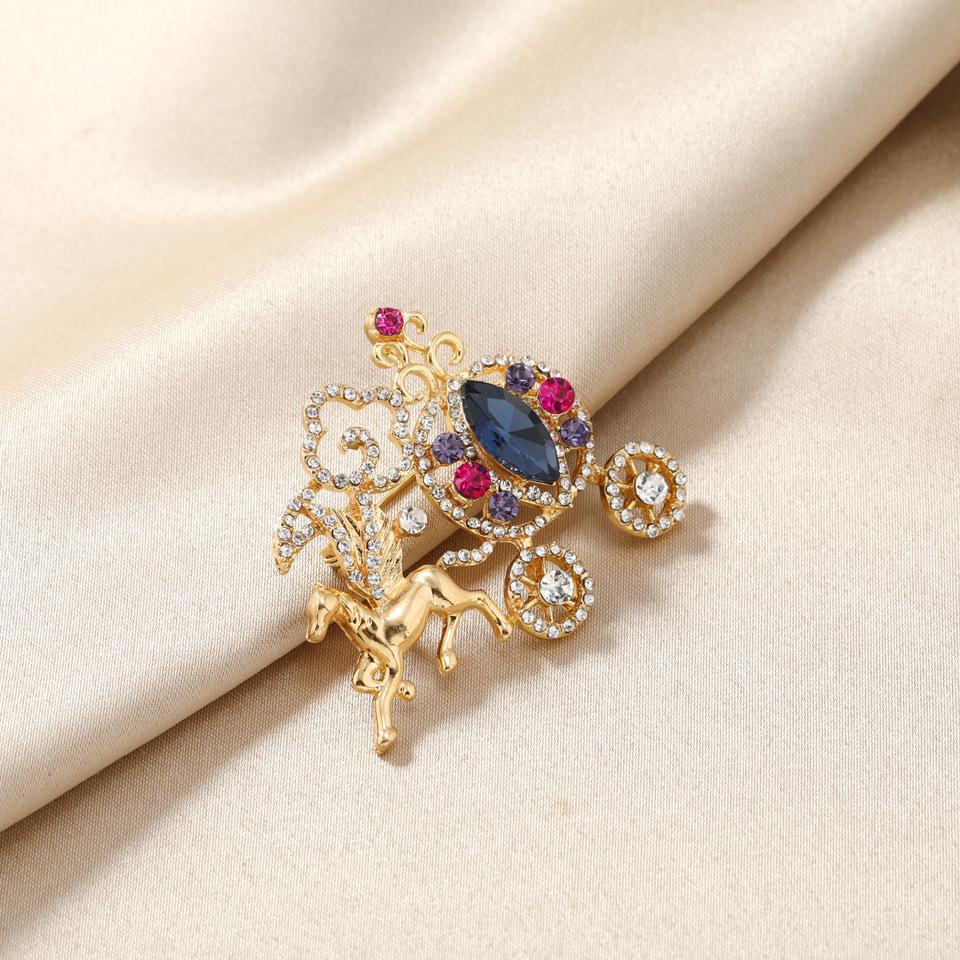 Niedliche Strass-Kürbiskutsche Brosche - Märchen Studenten Anstecknadel Accessoire