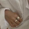 Retro Minimalistischer Breiter Ring in Matten und Glänzenden Gold- und Silbertönen, Offenes Design, für den Zeigefinger.