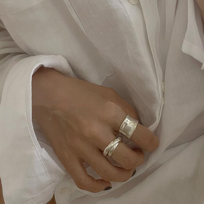 Retro Minimalistischer Breiter Ring in Matten und Glänzenden Gold- und Silbertönen, Offenes Design, für den Zeigefinger.