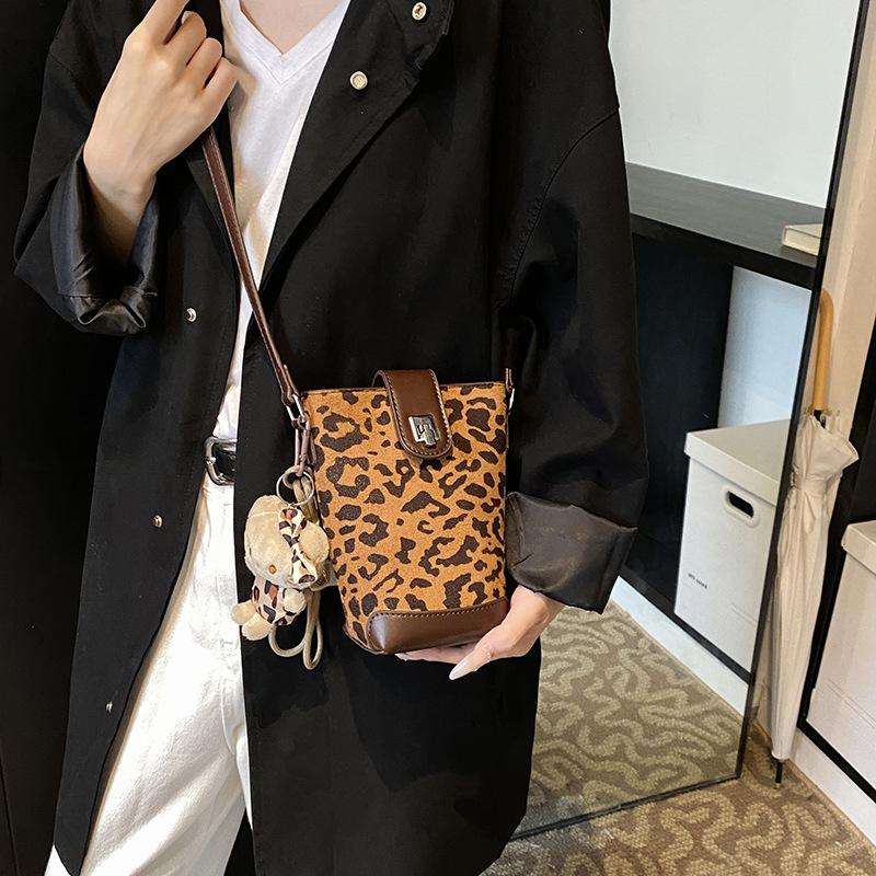 

Дизайнерская женская сумка-ведро в стиле ретро из матового материала, высококачественная сумка через плечо для мобильного телефона no pendant темно-коричневого