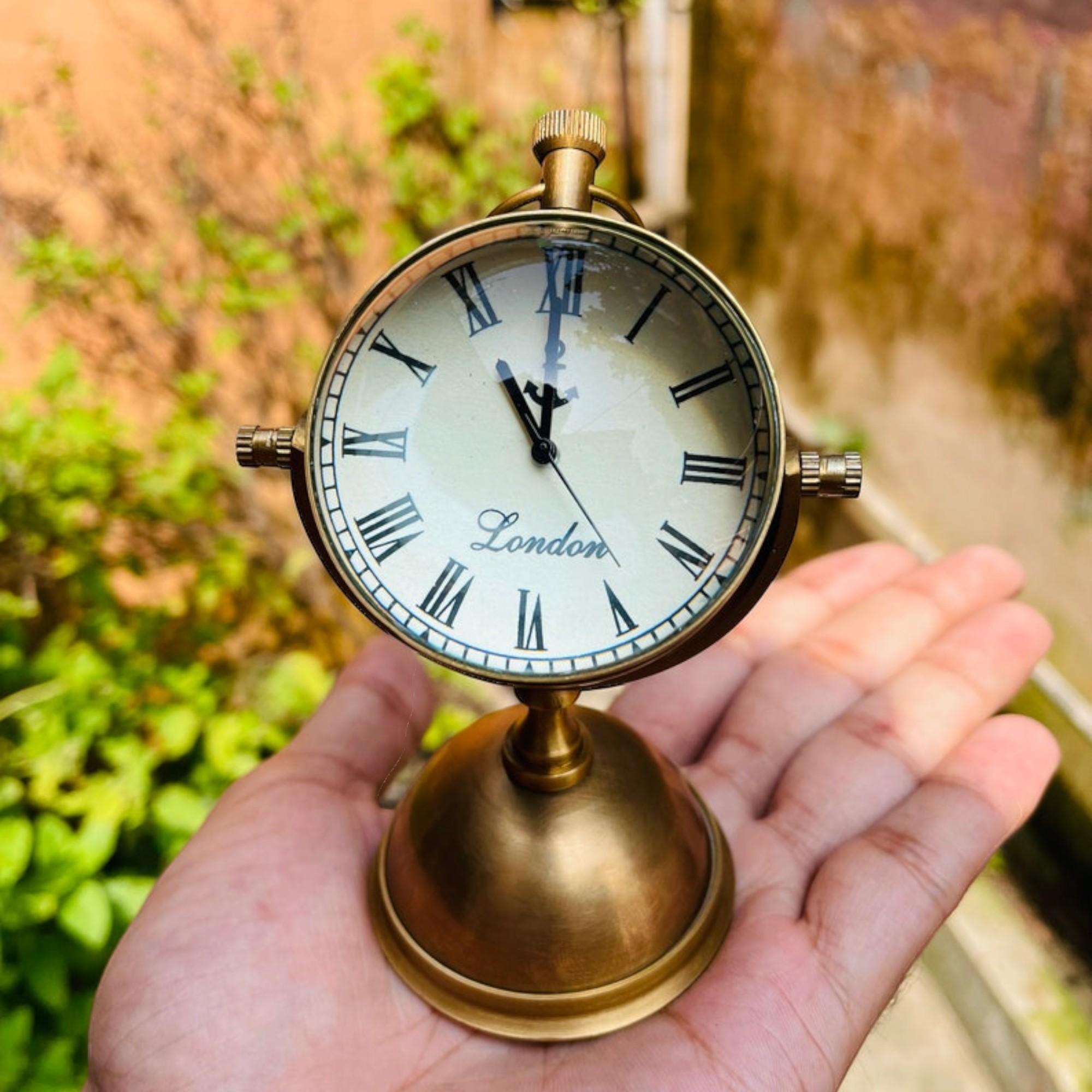 

Настольные часы в морском стиле из латуни — элегантные настольные часы для домашнего и офисного декора.