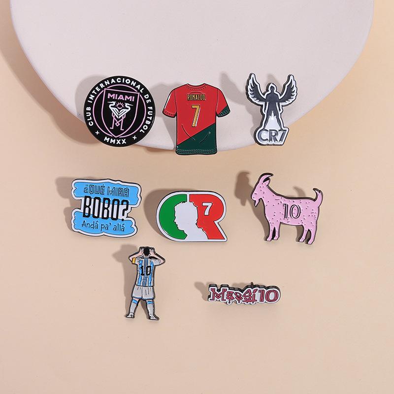 Cartoon-Fußballfigur Emaille-Brosche Anstecknadel Nummer 7 Spieler Fußballverein Fan-Abzeichen Kleidung Lustiger Schmuck Geschenk für Freund