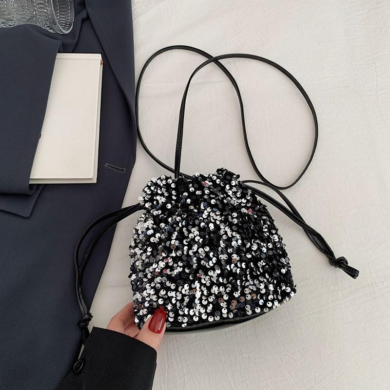 

2025 новый темпераментный модный дизайн на одно плечо через плечо в иностранном стиле с пайетками сумка-сюрприз розыгрыш с подмышечной текстурой сумка через плечо серебряный