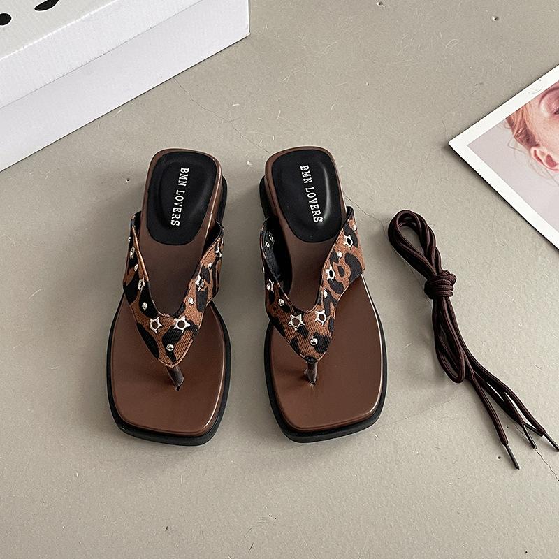 Square head slope heel thick bottom fashion versatile casual flip-flops women's summer new pinched feet beach cool slippers