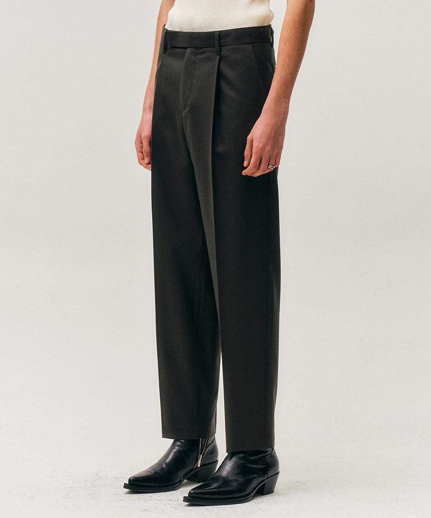 NOIRER Wool One-Tuck Relaxed Slacks (Khaki)