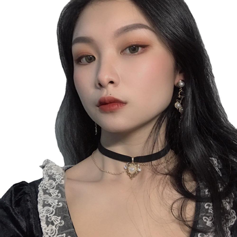Retro Gold Color Hollowed-out Lacework Heart Pendant Metal Chain Tassels Black Velvet Necklace for Women Party Choker Jewelry