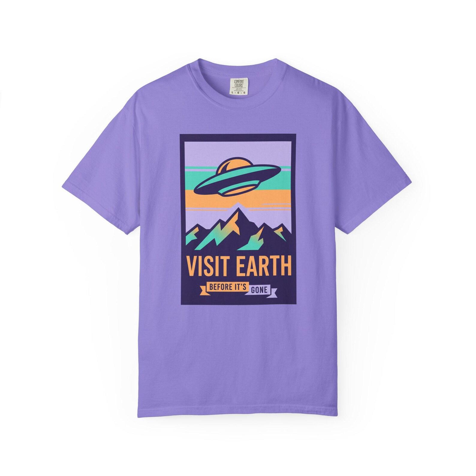 Visit Earth UFO Retro Poster T-Shirt | Space Travel Graphic Tee | UFO Gift 2XL