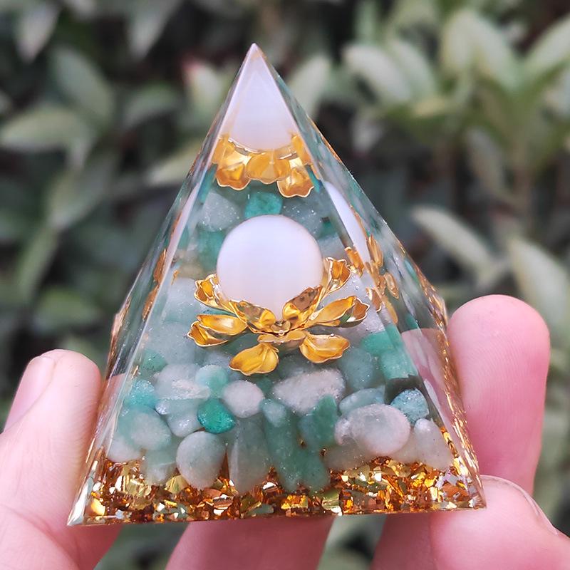 5cm Crystal Pyramid Ornament: Crushed Stone Resin Tower for Home or Car Decoration 5cm [Neutral Color Box Packaging]