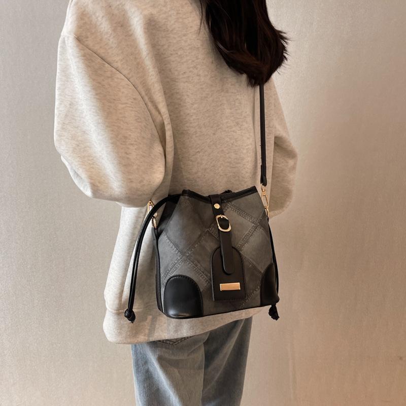

Small bag women s 2025 new fashion explosion shoulder messenger bag high-end texture niche design diamond bucket bag