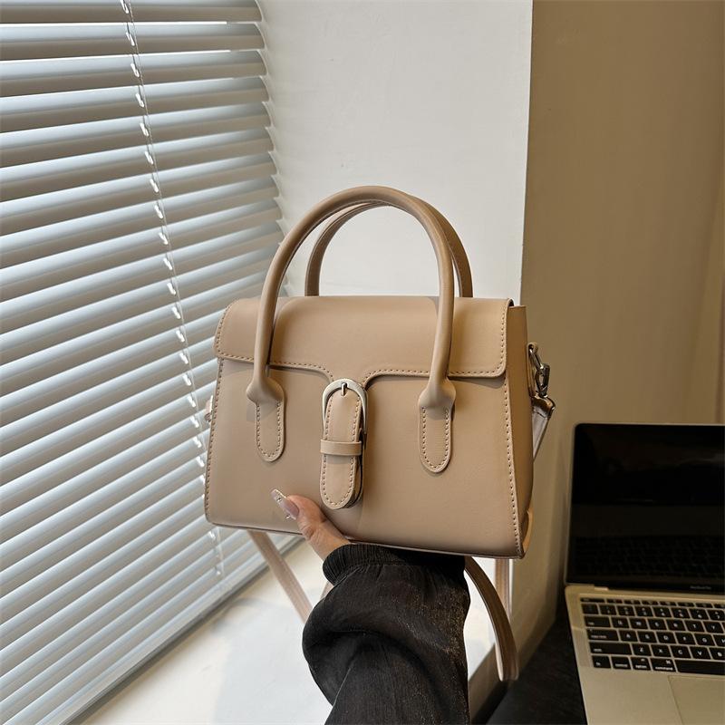 This year's popular versatile commuter mini messenger bag 2025 new design sense fashionable simple niche handbag