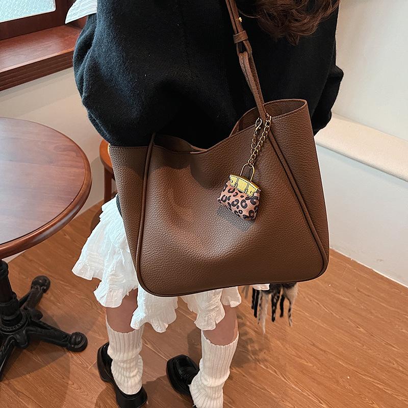 

2025 autumn new fashion trend versatile women s tote bag large capacity messenger bag solid color splicing bag 30*9*26 кофейный