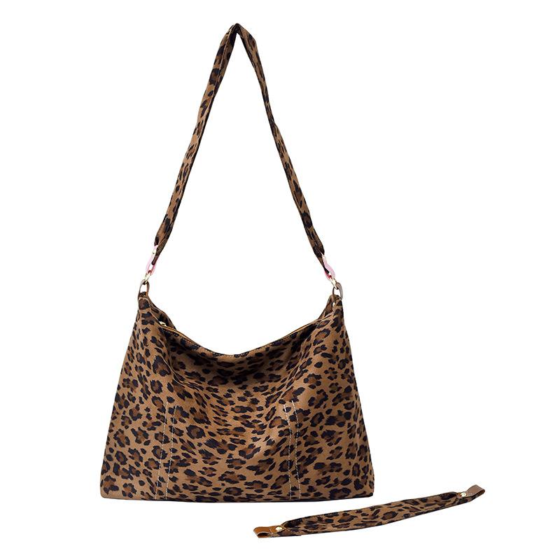 Leopard print tote bag, women's high-end sense niche underarm bag, lazy wind single shoulder crossbody packaging, large-capacity single shoulder bag.