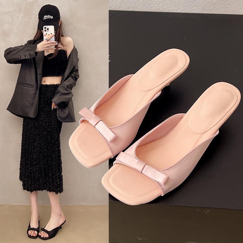 Premium French new height-increasing one-word drag 2025 summer Internet celebrity outer wear slippers women's skirt small sandals