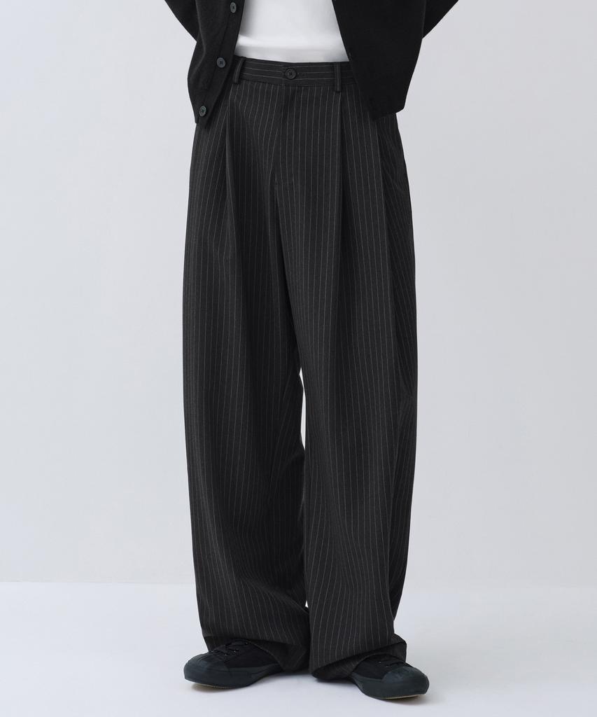 MUSINSA STANDARD Striped Extra Wide Two-Puck Hidden Elastic Waist Slacks [Charcoal Gray]