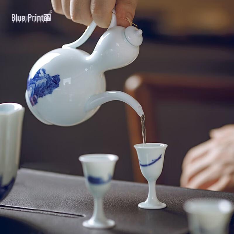 Подарочный набор керамических рюмок Jingdezhen сине-белой росписи