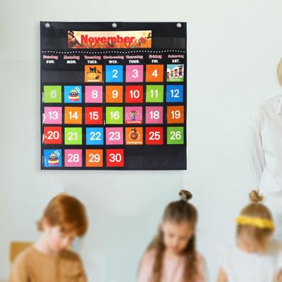 Nástěnný kapesní kalendář do třídy víceúčelový s 88 kartami školní potřeby skříňka