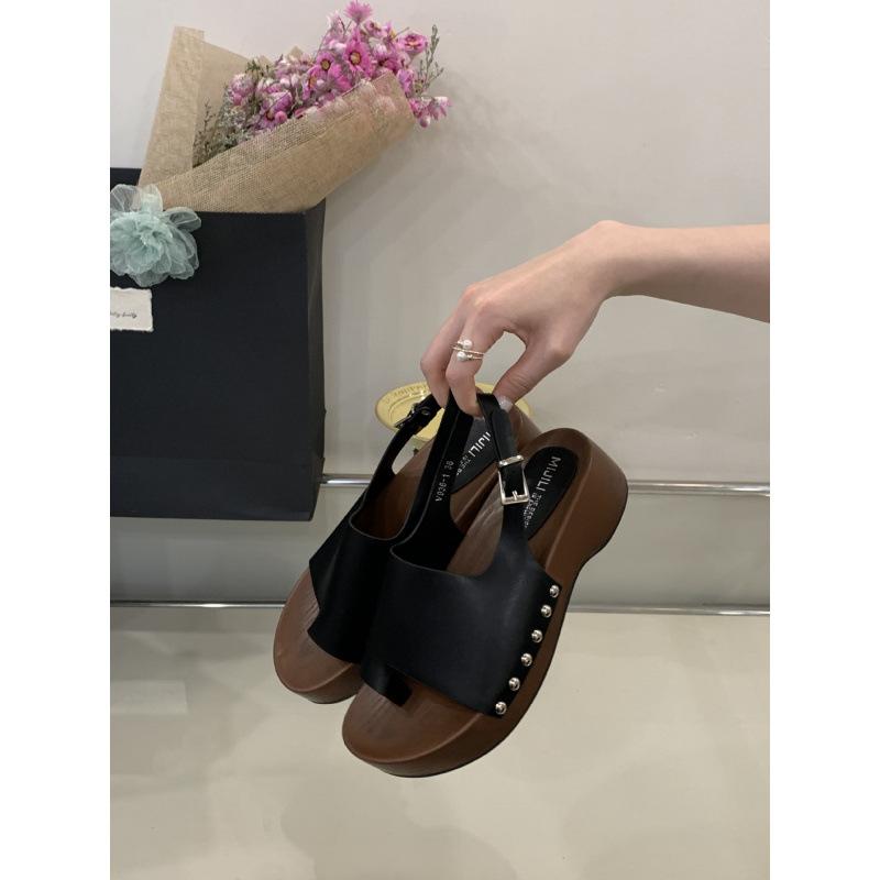2025 new simple Korean version of the style platform sandals Roman summer wear beach word with slippers women