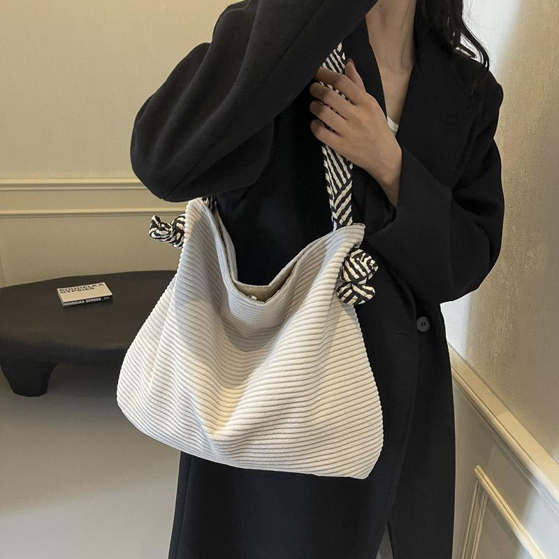 New Autumn Velvet Bag Lazy Wind High Capacity Leisure Unique Shoulder Armpit Bag Light Practical Solid Color Bag