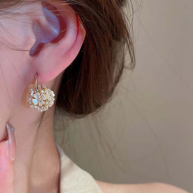 Yerik New Luxury Vintage Shell Flower Zircon Pearl Shell Flower Dangle Earrings Women Fashion Elegant Jewelry Accessories