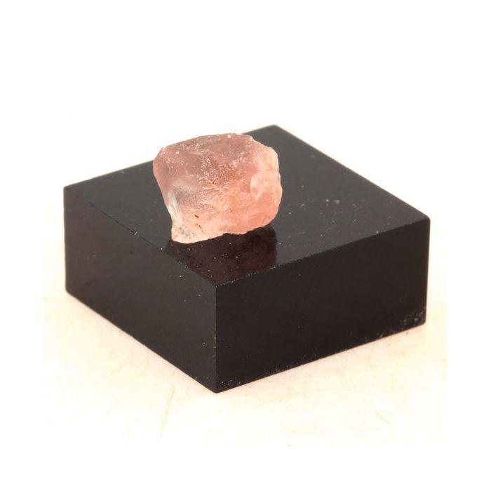 Pierres et Minéraux. Fluorite rose. 4.19 ct. Massif du Mont-Blanc, France.