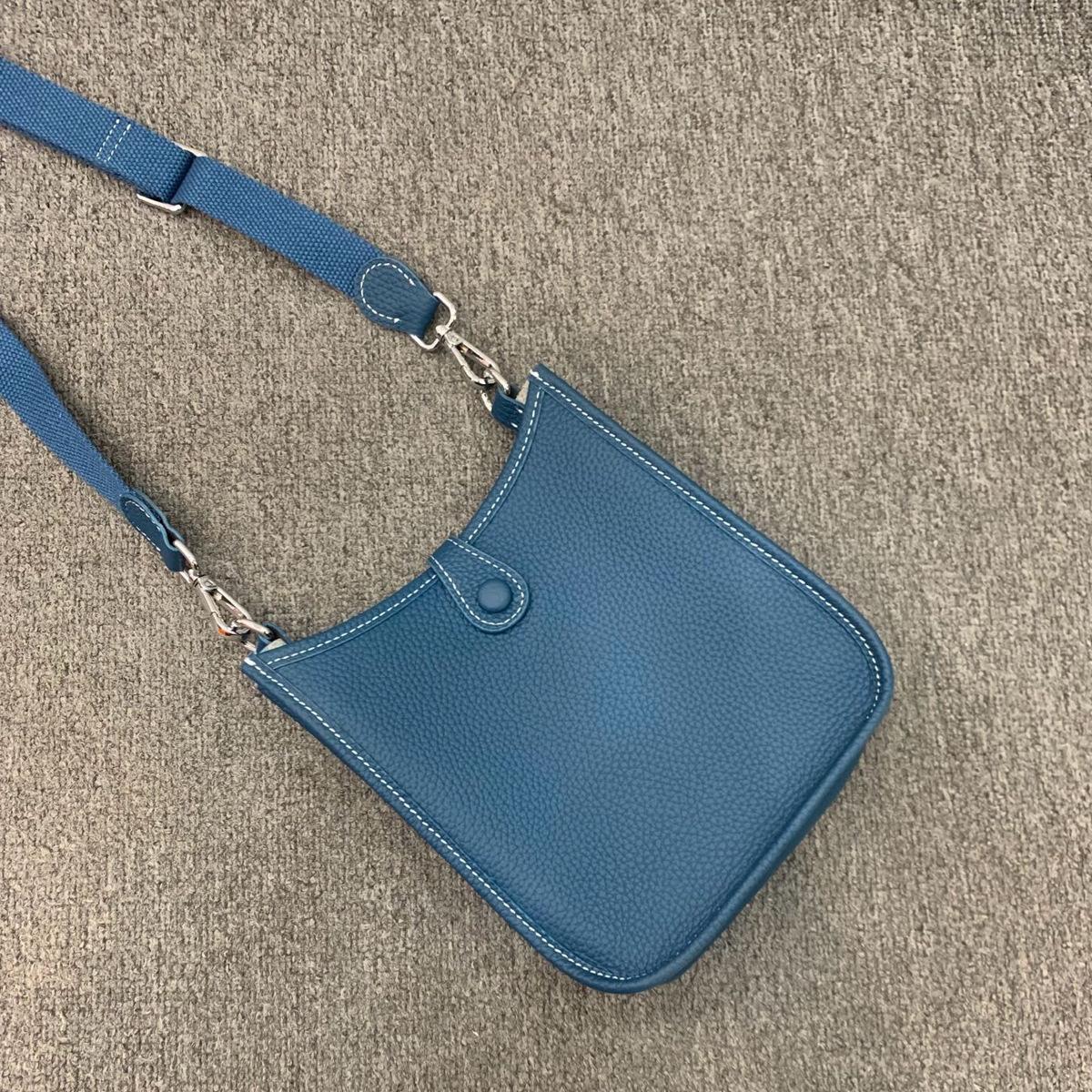 

Новая модная и универсальная сумка через плечо из мягкой коровьей кожи, верхний слой, широкая, кожаная, с полым буквенным узором, повседневная сумка Length 18x Thickness 6x Height 19cm синий