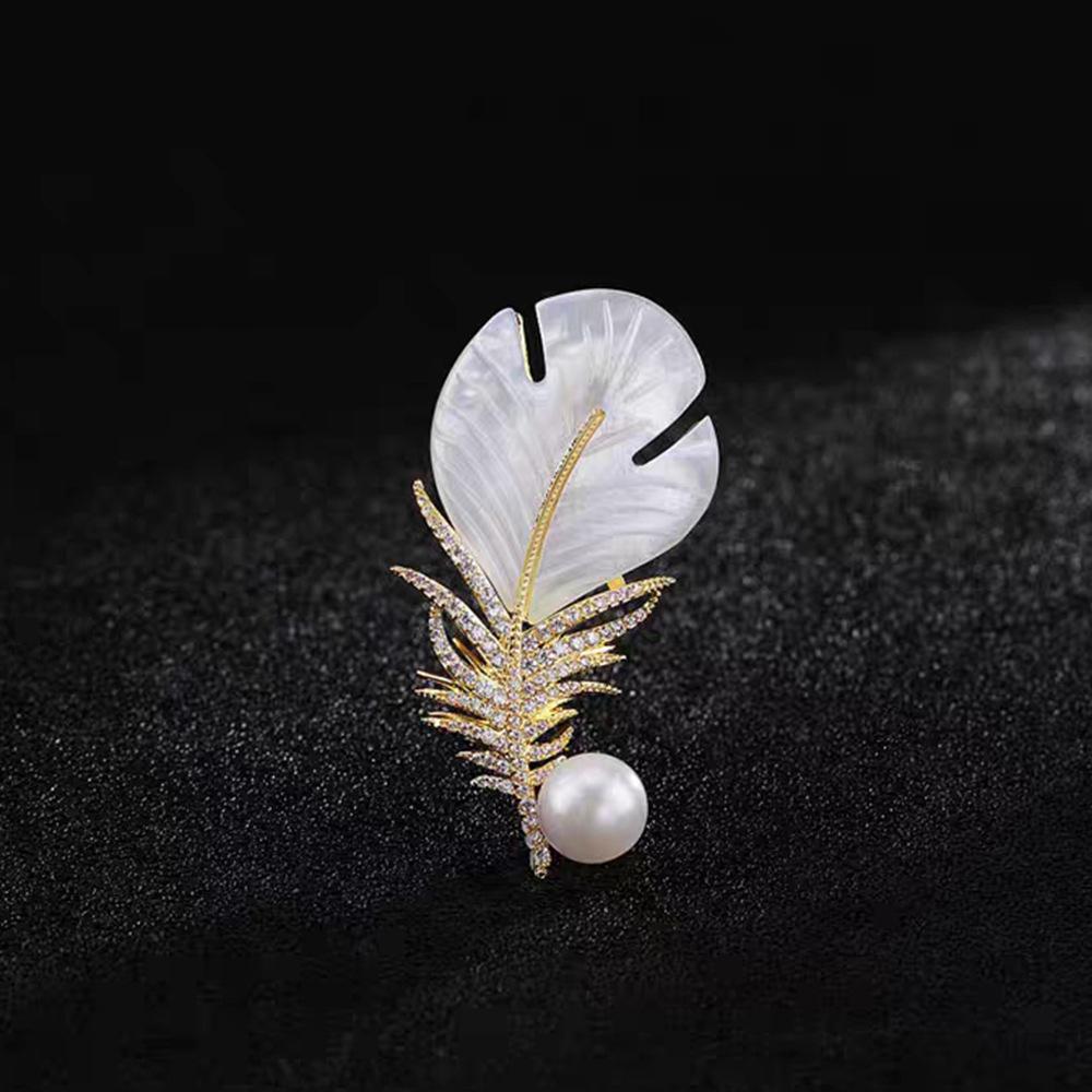 Niche Design Sense Luxury Diamond Feather Brooch High-End Anti-Light Pearl Corsage Women'S Jacket Suit Pin