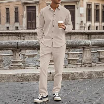 Completo da uomo autunnale casual con camicia a bottoni a maniche lunghe e pantaloni lunghi