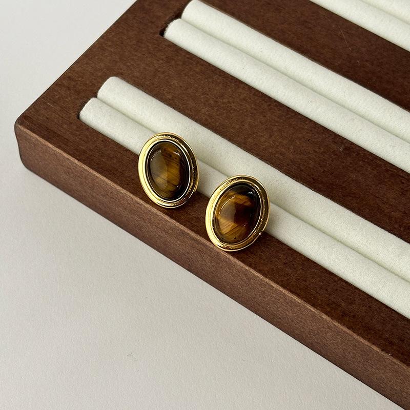 Maillard color oval tiger's eye stone stud earrings women's light luxury niche high-end sense relaxed tide earrings unique autumn and winter earrings