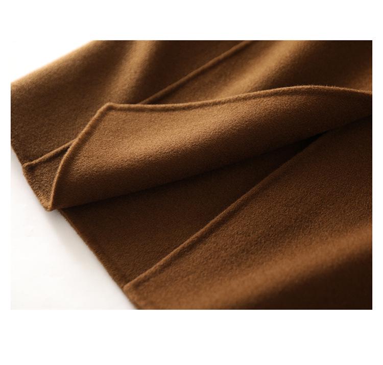 Karamelový dámský vlněný kabát střední délky z oboustranného kašmíru - Podzim/Zima 2023, Slim střih s designem zvýrazňujícím pas.