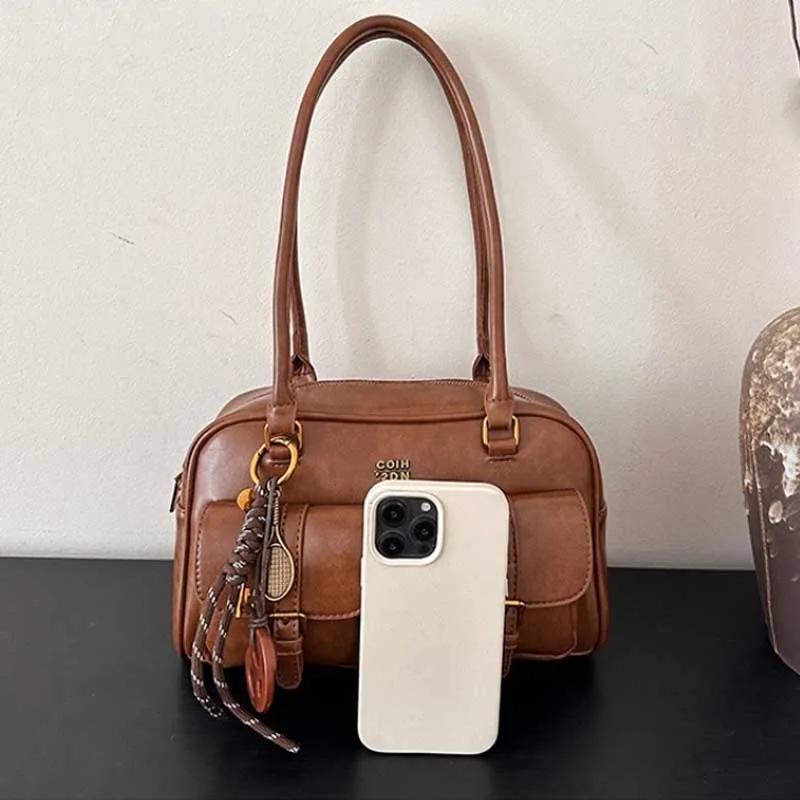 Borsa a Spalla da Donna in Ecopelle PU Monocolore Retrò con Tasche Multiple Grande Capacità Completa di un Ciondolo Accessorio Staccabile