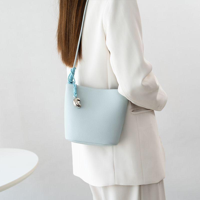 

Popular Niche Fashion Small Bucket Bag Women 2025 New All-Match Soft Leather Simple Casual Shoulder Bag Messenger Bag Fashion Magic Blue
