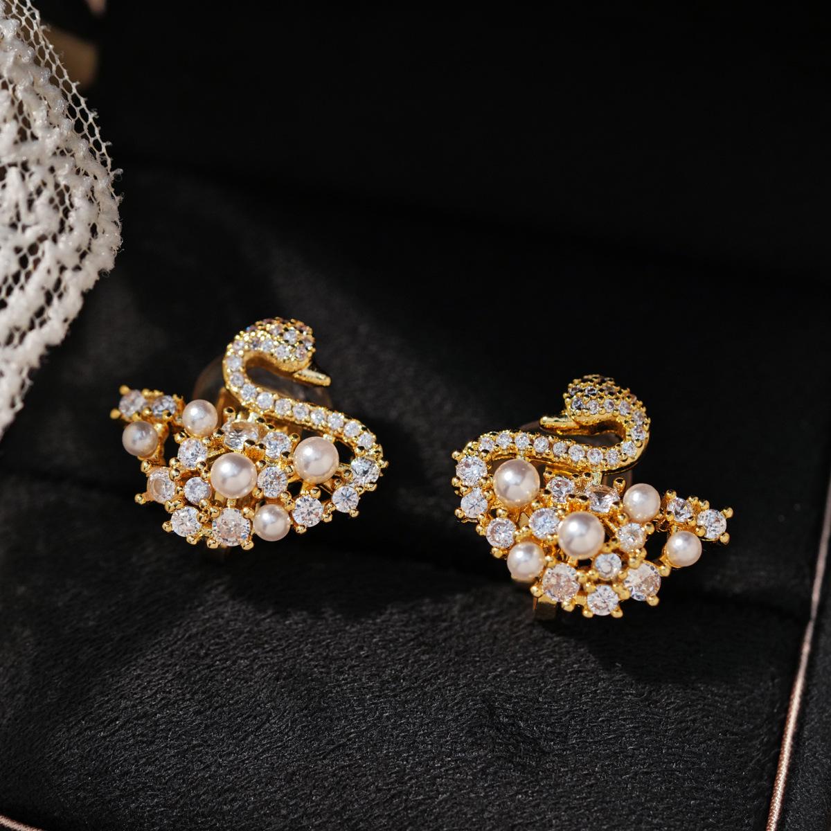 18K Gold-Plated Pearl & Zircon Geometric Ear Cuff - Elegant Retro Jewelry