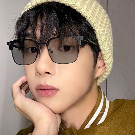 Ruffian handsome half-frame photosensitive color-changing glasses men's anti-blue light high-value plain glasses retro black-frame glasses frame women