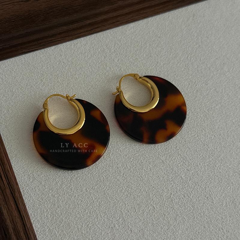 Metal ear buckle acetic acid disc earrings earrings women's resin high-end sense fresh light luxury fashion romantic niche earrings