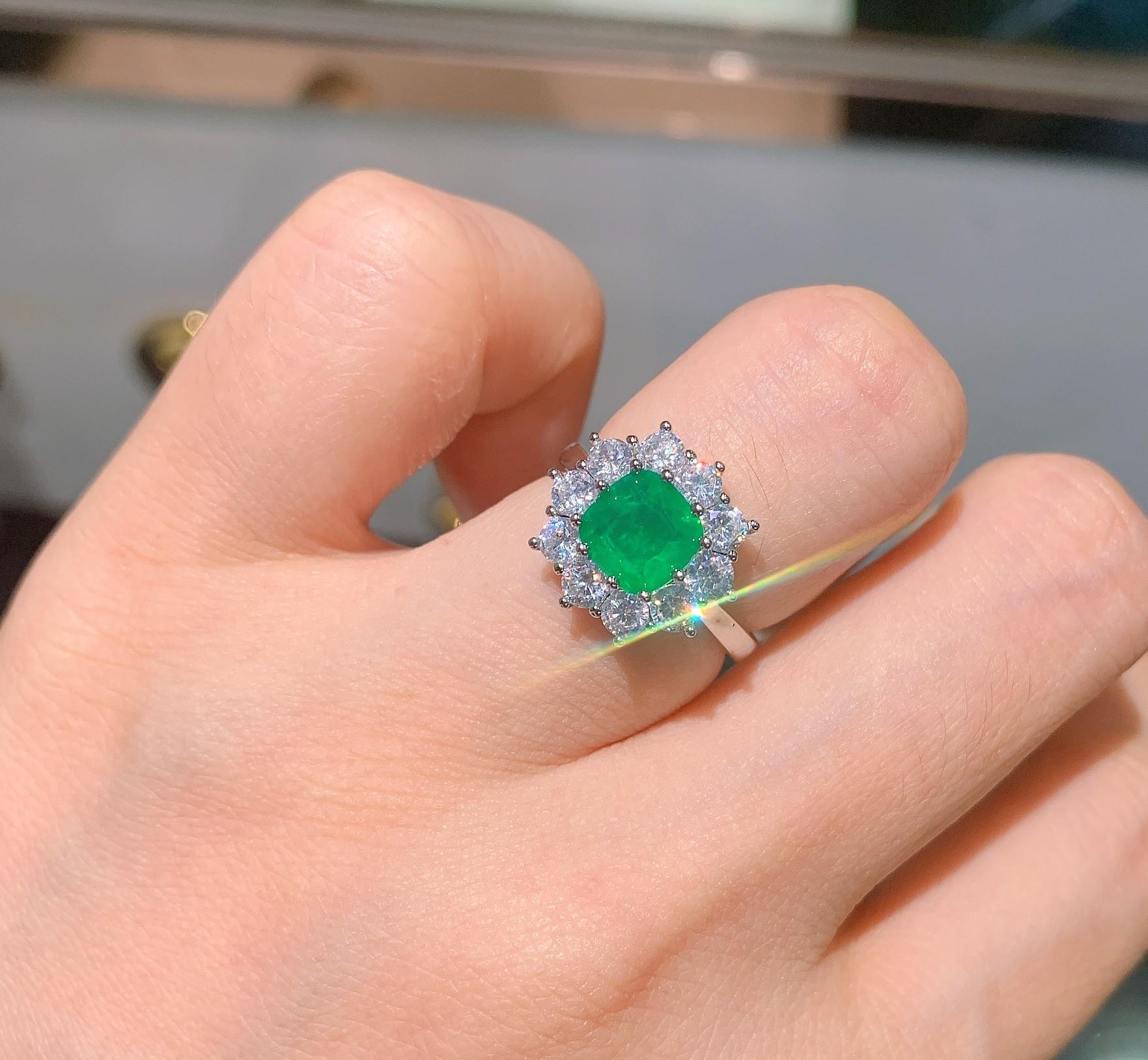 

Ювелирное сокровище Ожерелье Женский кулон с имитацией изумруда Изумрудное кольцо Набор ювелирных изделий из трех предметов