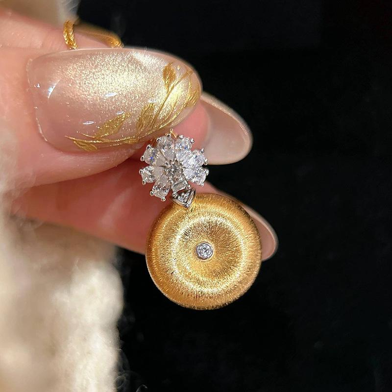 Retro Light Luxury high-end circular brushed necklace pendant snowflakes and diamonds collarbone chain wedding  gift