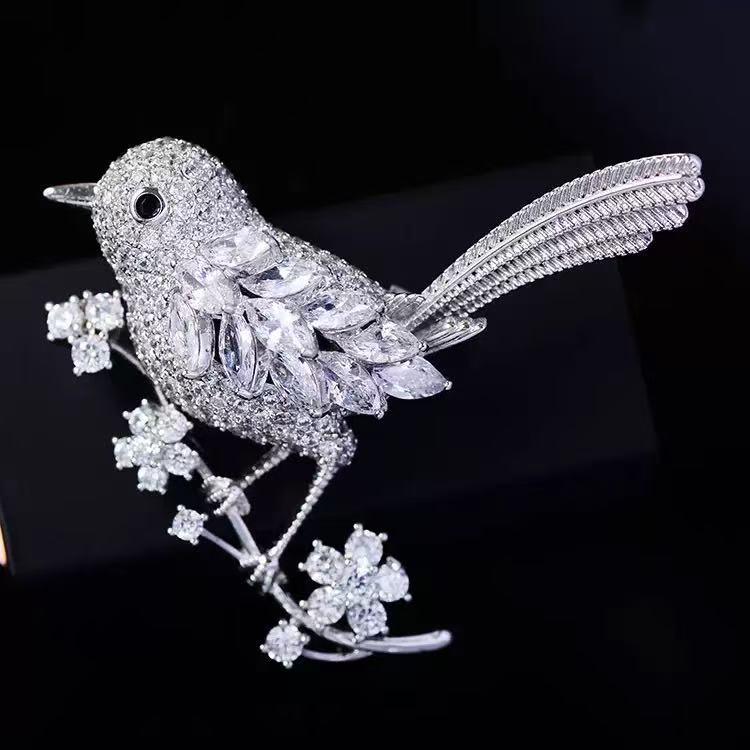 Japanese High-End Magpie Brooch – Cute, Colorful, Anti-Exposure Pin for Distinctive Style & Personality