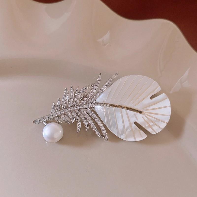 Średniowieczna Vintage Broszka z Kontrastującą Pszczołą Inkrustowana Diamentami Retro Lekki Luksus High-endowa Korsaż Wykwintne Wszechstronne Dodatki Kobiety