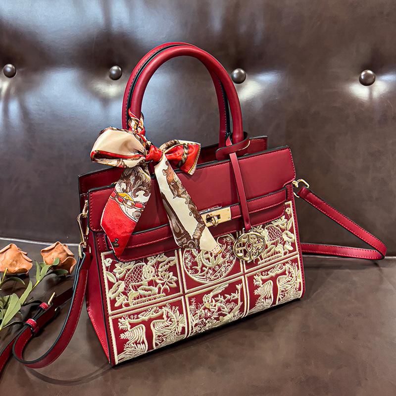 Chinese-style embroidered wedding banquet bag, new elegant handbag, middle-aged mother s bag красный