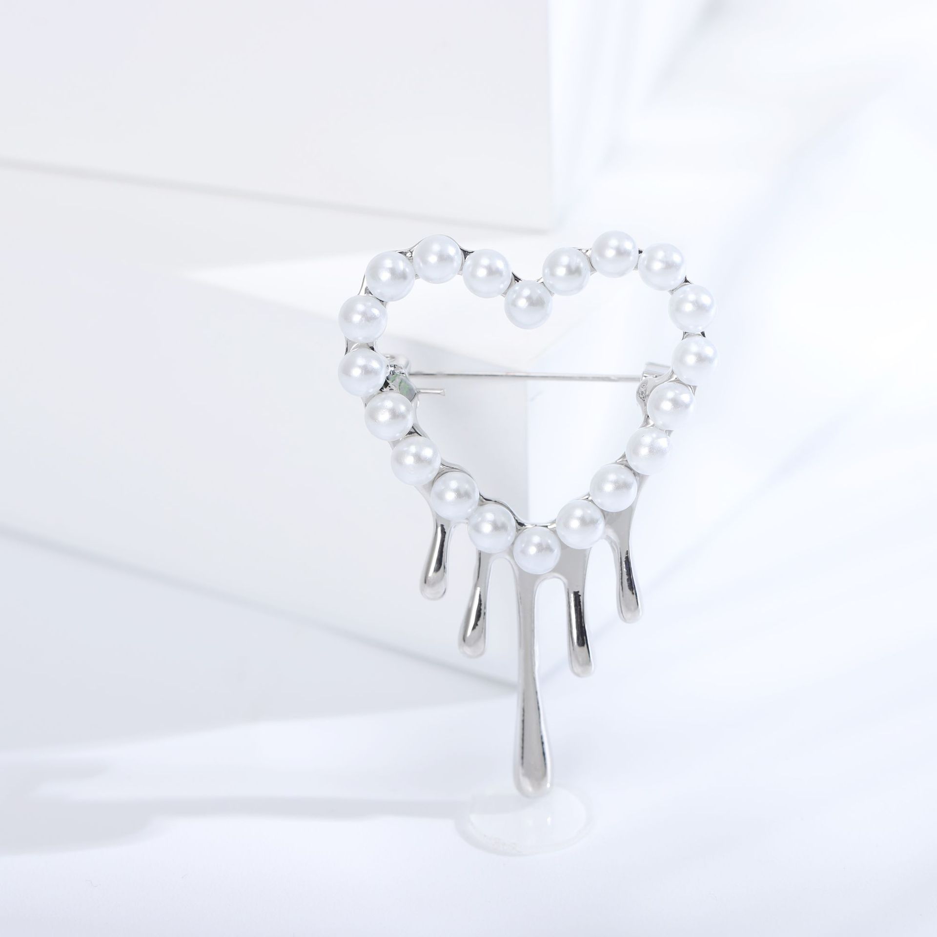 

Простая брошь в виде расплавленного жемчуга в форме сердца, высококачественная изящная булавка, модный свитер, пальто, шаль, корсаж