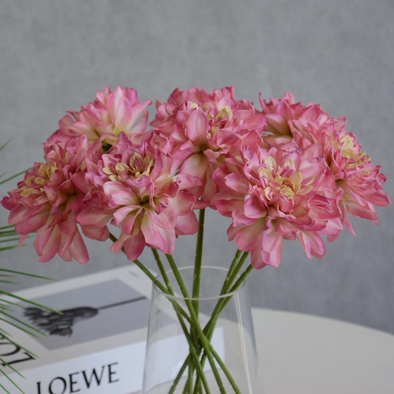 Elegante künstliche Dahlie: Minimalistische Heim- & Bar-Dekoration mit gebrannten Kanten