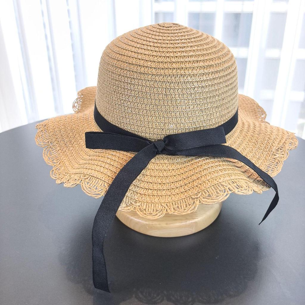 Letni słomkowy kapelusz typu bucket hat z ochroną przeciwsłoneczną dla dziewczynki, na plażę i podróż