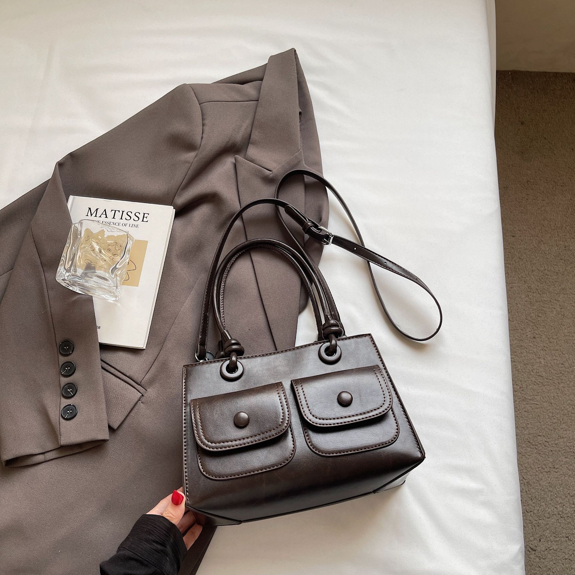 

2025 новая корейская версия ретро многокарманная сумка-тоут женская повседневная трендовая сумка через плечо большой вместимости сумка-мессенджер темно-коричневого