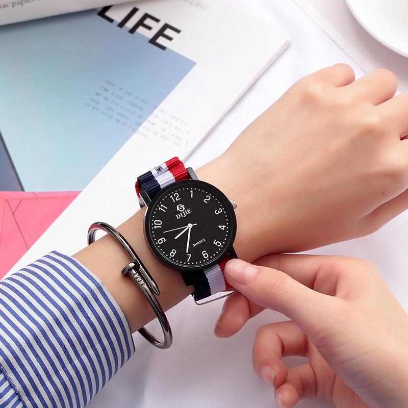 

Британские ультратонкие унисекс часы знаменитости: Корейский стиль, простой холщовый ремешок, кварцевый механизм, дизайн с полосками для студентов.