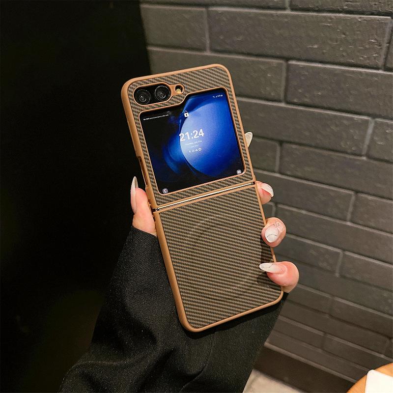 

Suitable for Samsung Zflip5 Carbon Fiber Magnetic Skin Absorbing Mobile Phone Case Folding Screen Zflip6 Simple Anti Fall Protection Case Samsung Zflip3