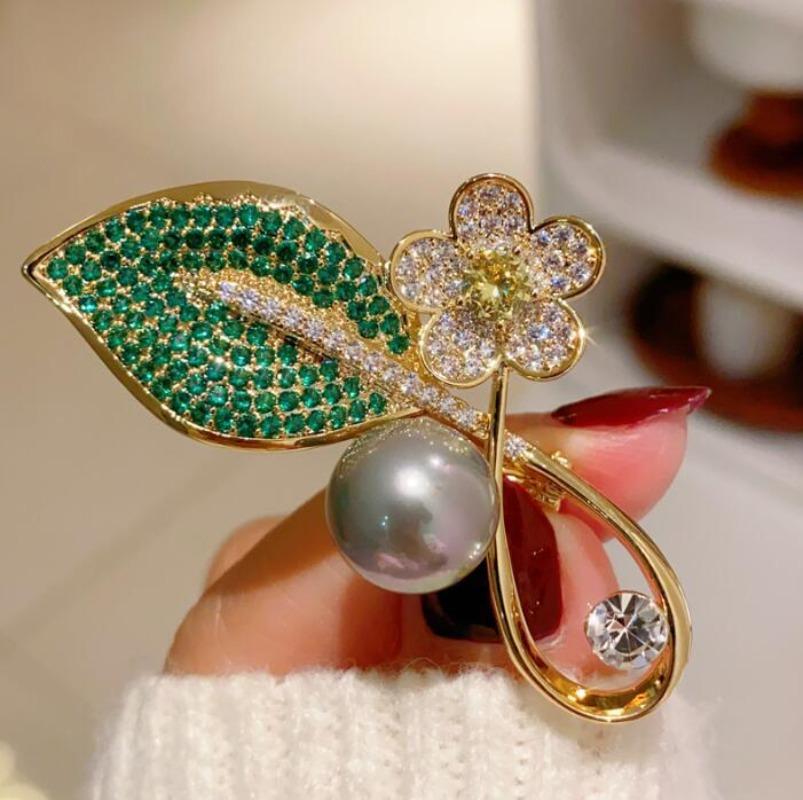 Super Beautiful Crystal Green Leaf Plant Flower Brooch for Women Banquet Corsage Elegant and Versatile Pearl Suit Pin