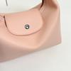 Minimalistische Weiche PU-Schultertasche für Damen Gebogene Silhouette Klappenverschluss