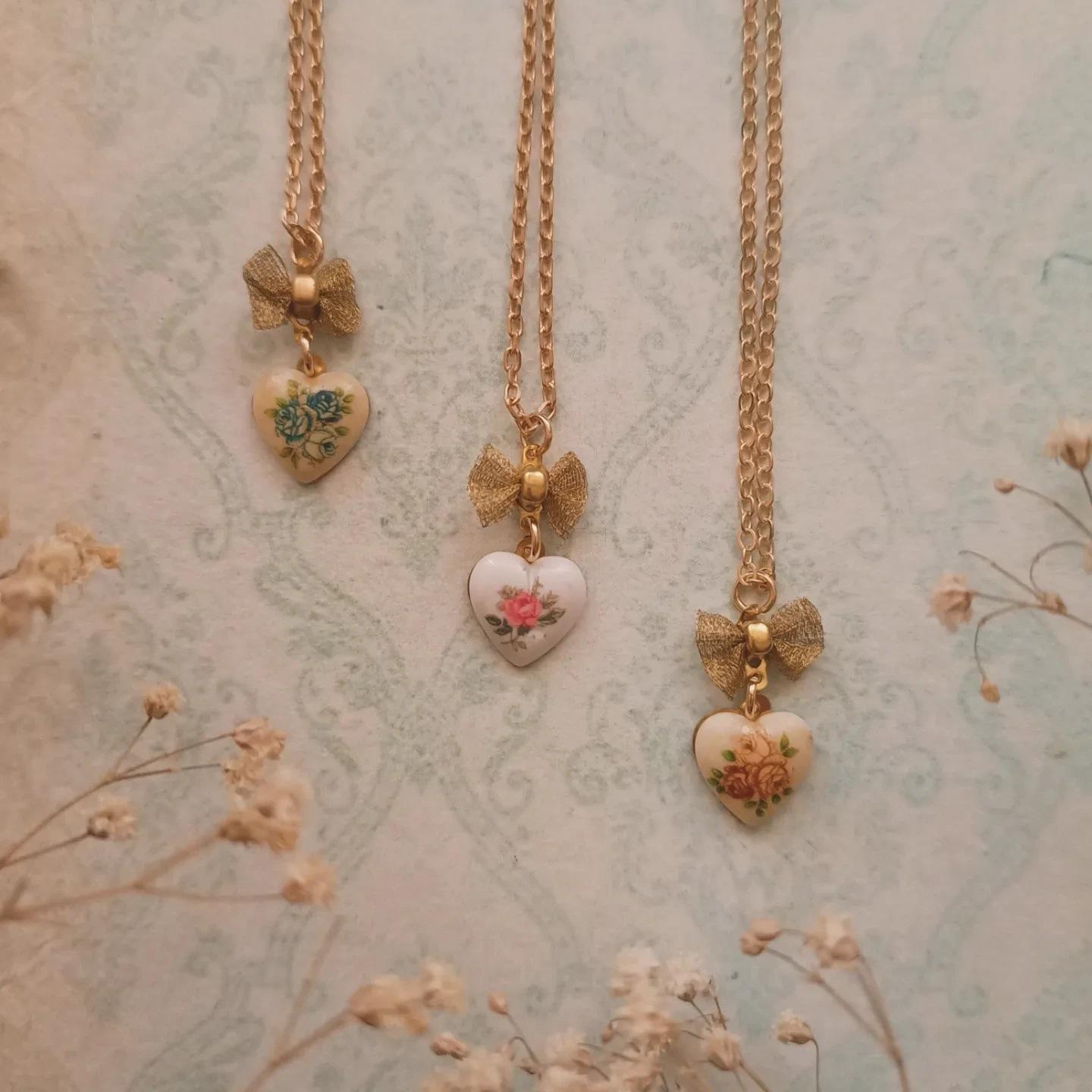 Retro Love Flower Necklace Golden Bow Embellishment Personality Exquisite Niche Design Necklace