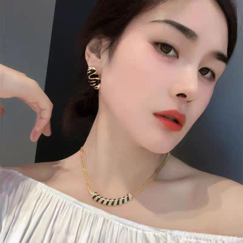 Vintage High-End Zircon-Inlaid Geometric Snake Bone Choker Necklace