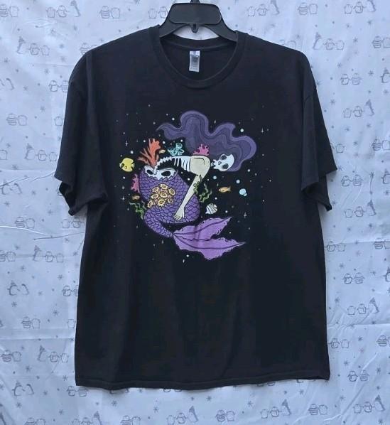 Gildan Unisex T-shirt featuring a skeleton mermaid graphic design. Short Sleeve S разноцветный